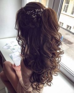 small accessory big curls